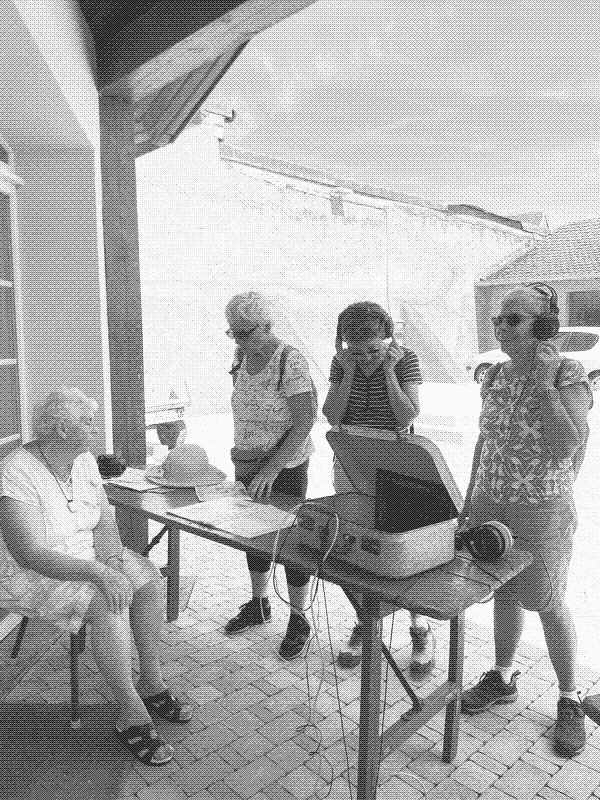 Mise à l&rsquo;écoute des petites histoires du village, à Dampierre.