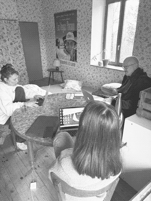 Ana-Maria, Océane et Michel en séance de débrieffing